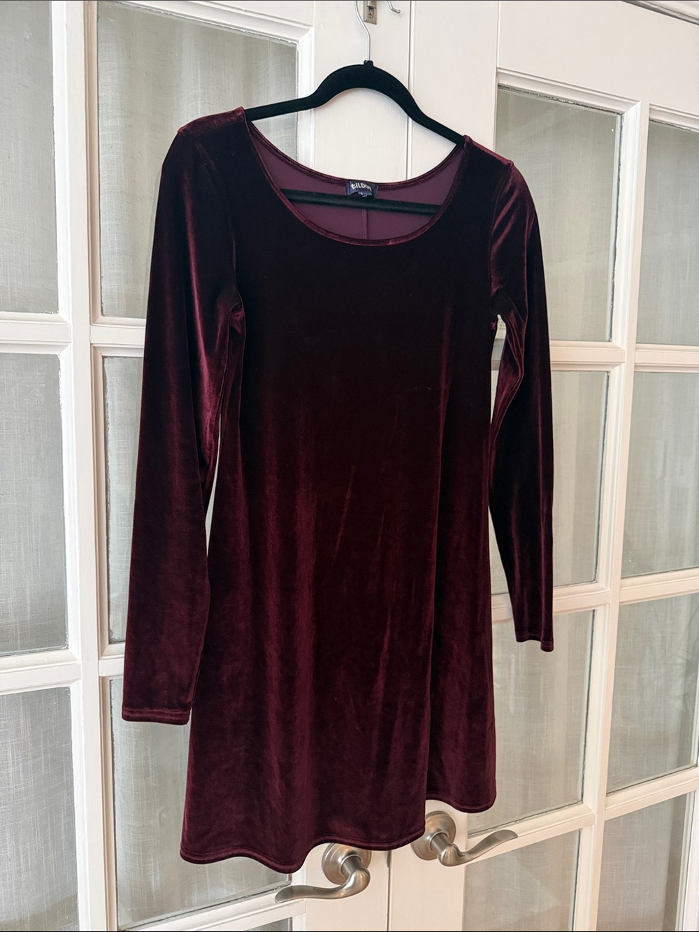 Tildon Long-Sleeve Velvet Scoop Neck Dress in Deep Wine